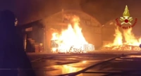 Incendio distrugge capannoni e veicoli nel Salernitano