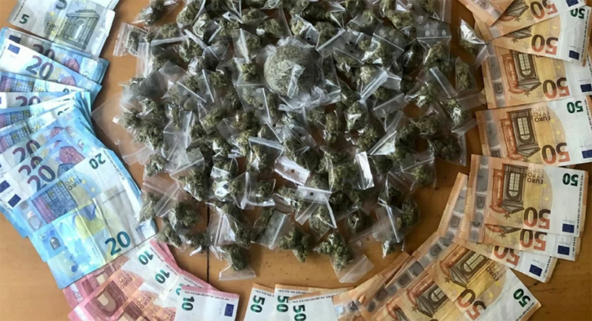 Spacciatore arrestato dalla Polizia, in casa droga e soldi