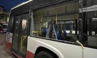 Sassi e bottiglie di vetro contro bus EAV nel Napoletano