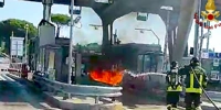 Auto prende fuoco al casello autostradale, occupanti in salvo