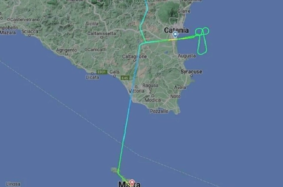 Aereo dirottato da Catania a Malta: pilota disegna nel cielo un pene. Il Video