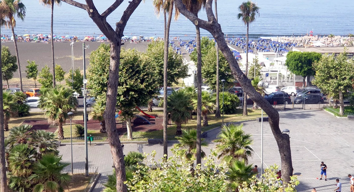 Ritornano balneabili le acque del litorale di Torre Annunziata