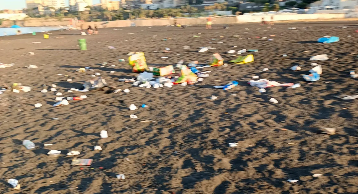 Torre Annunziata - Notte di San Lorenzo: in spiaggia ma con il sacchetto dei rifiuti