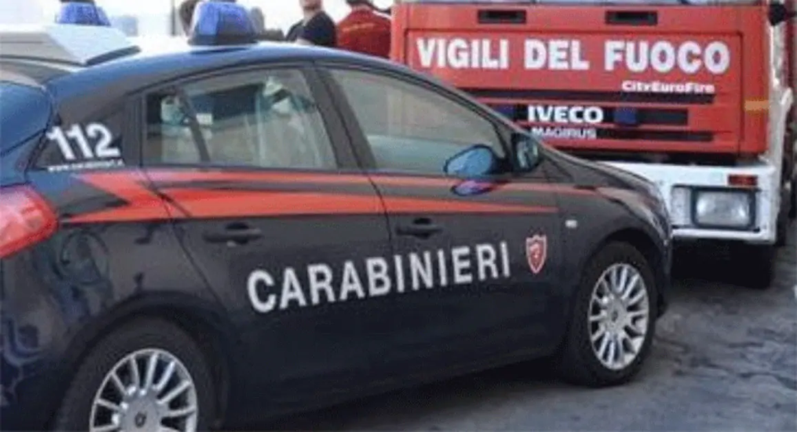 In fiamme balle di carta della ditta EcoCart di Arzano