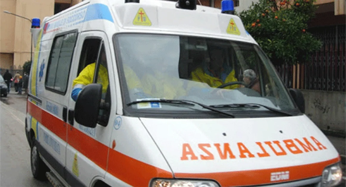 Auto contro scooter, 25enne al Cardarelli in codice rosso