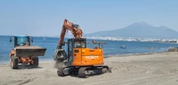 La pulizia del lungomare di Castellammare di Stabia