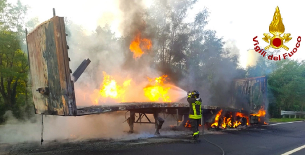 Autoarticolato in fiamme nell'Avellinese sulla Statale Ofantina