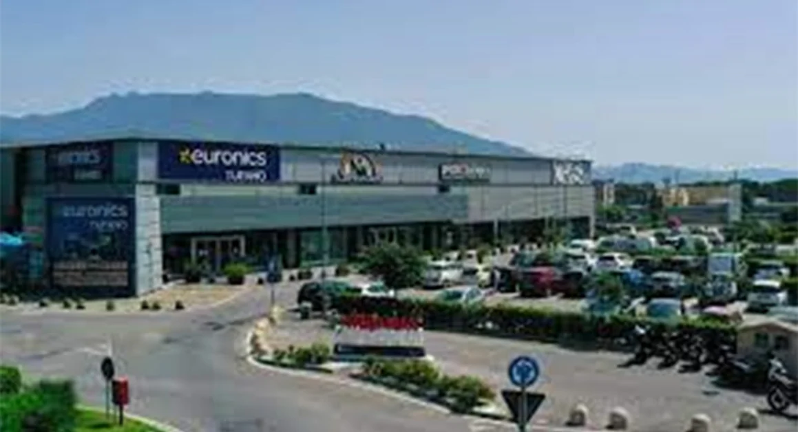 Furto al centro commerciale Maximall di Torre Annunziata: arrestato un georgiano