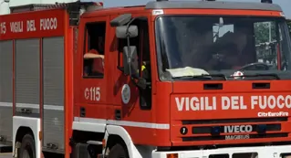 Incendio sui monti di Massa Lubrense, evacuate due abitazioni