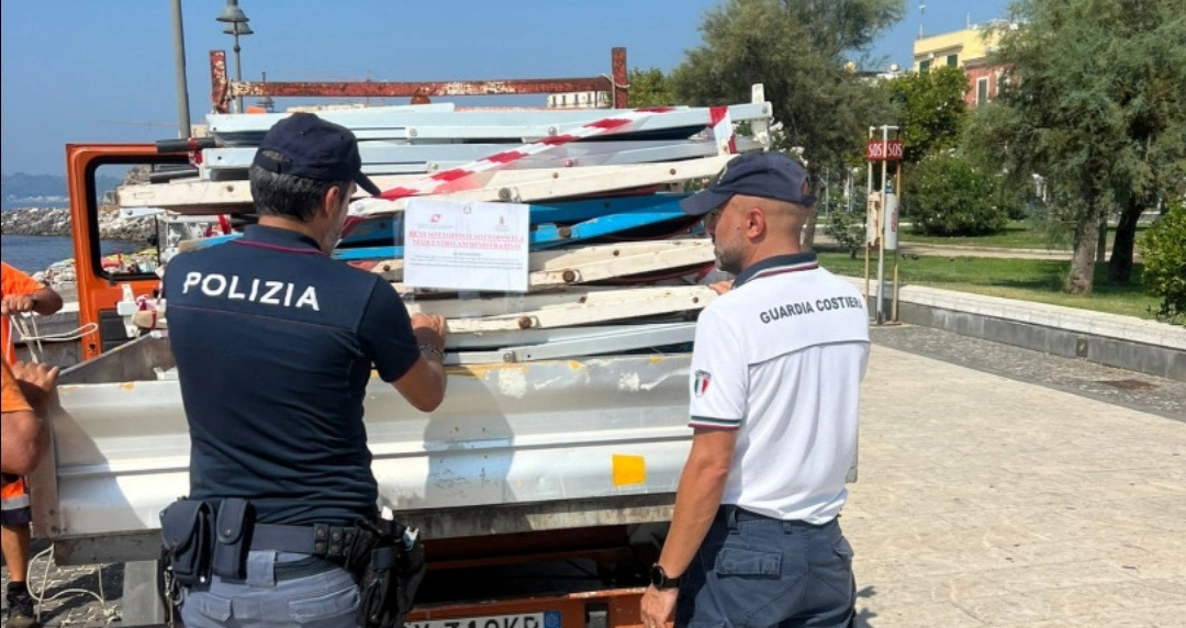 Lidi abusivi a Pozzuoli, scattano i sequestri di lettini e ombrelloni