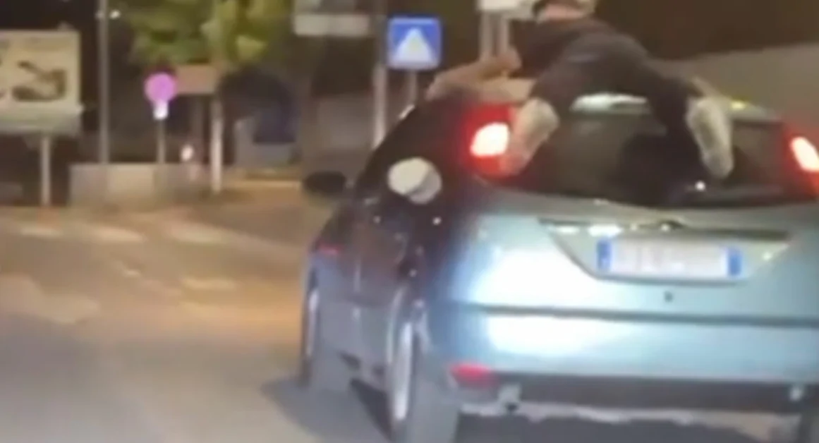 Napoli - Nuova challenge tra giovani: a 130 Km all'ora legati al tetto dell'auto