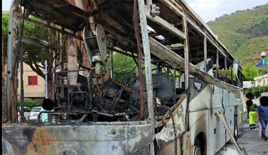 Autobus contro sede Comune a Pozzuoli, mezzo dato alle fiamme