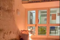 Devastati ingressi uffici comunali a Bacoli, l'ira del sindaco Della Ragione