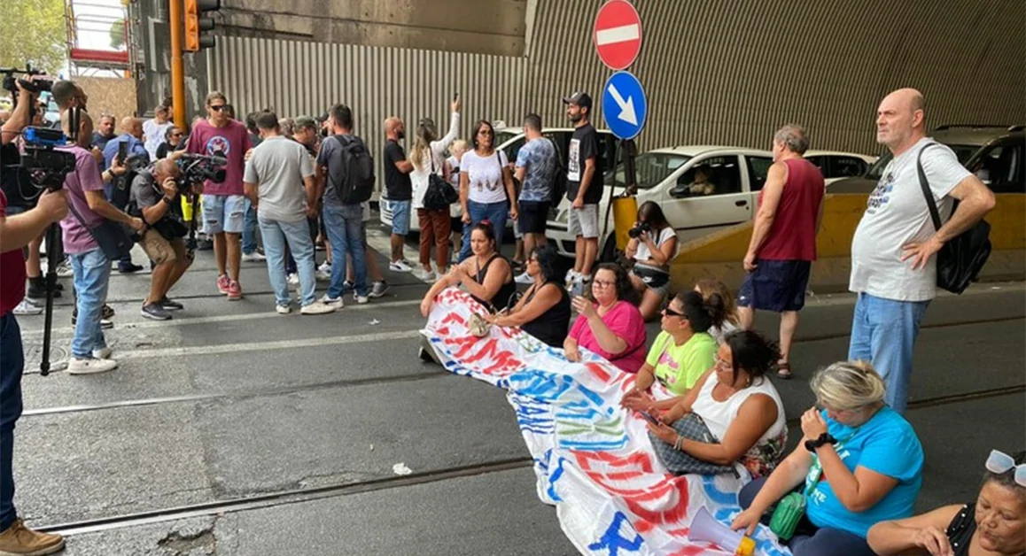 Napoli - Corteo di manifestanti per la difesa del reddito di cittadinanza