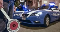 Sullo scooter con una pistola, tenta di disfarsene alla vista della Polizia: arrestato