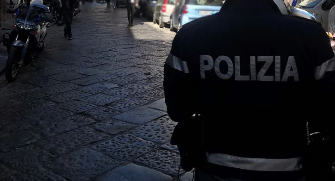 Motoveicoli abbandonati in strada, maxi operazione ai Quartieri Spagnoli