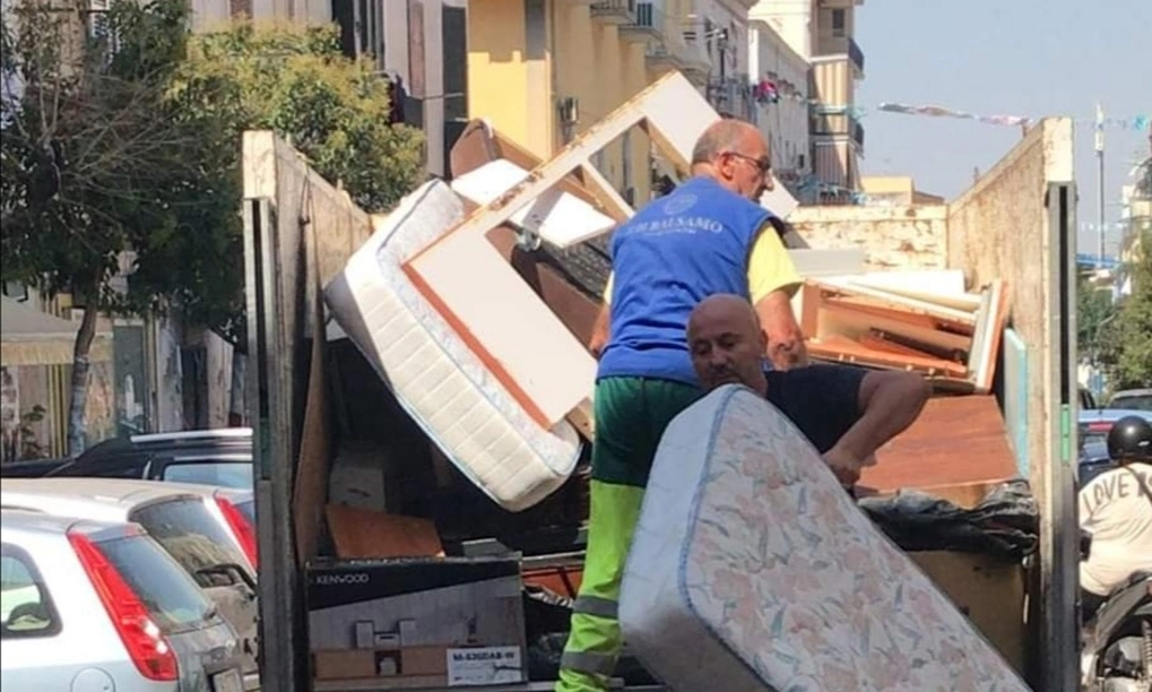 Ingombranti invadono le strade, la "bonifica" a Torre del Greco