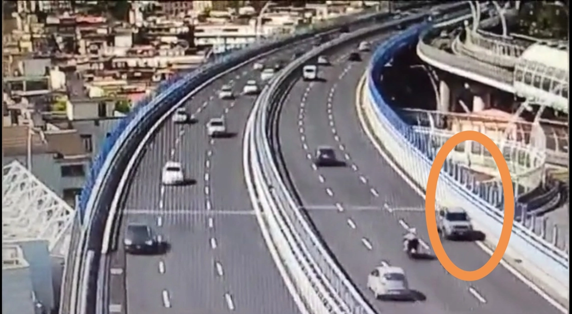 In retromarcia sulla Tangenziale di Napoli, denunciato l'uomo alla guida della Jeep