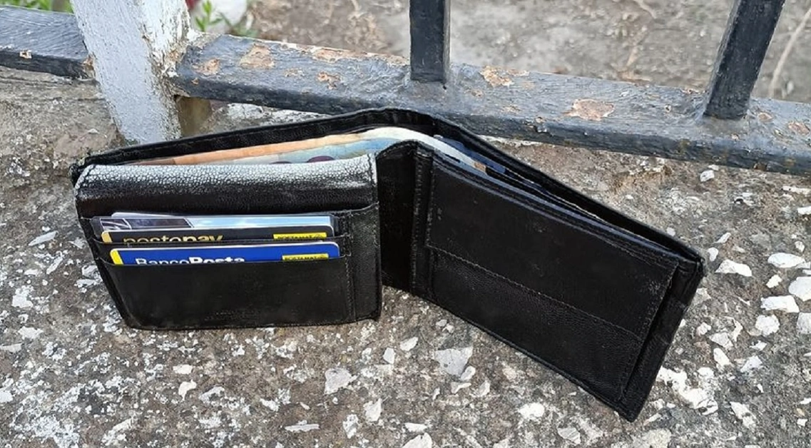 Operatori ecologici trovano un portafoglio e lo consegnano al proprietario