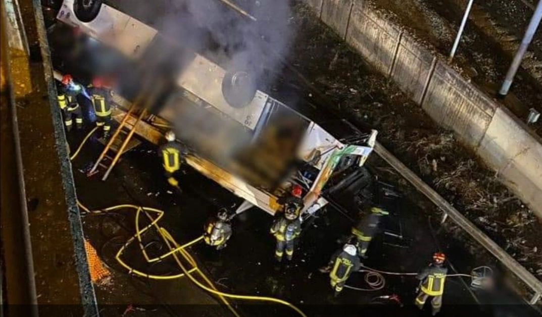 Bus precipita da cavalcavia, almeno 20 vittime