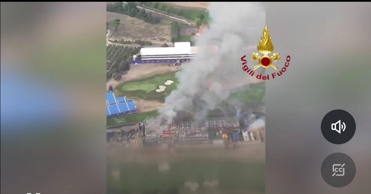 A fuoco struttura in un golf club in provincia di Roma