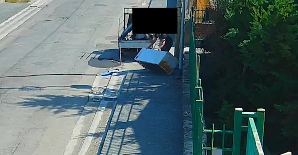 Boscoreale - Deposita frigorifero e rifiuti in strada, denunciato