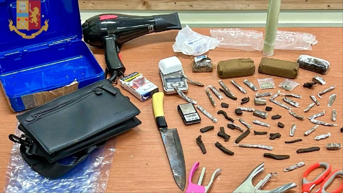 Lancia droga dalla finestra, la Polizia lo blocca