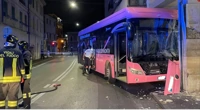 Bus elettrico perde il controllo e va a sbattere contro un pilastro