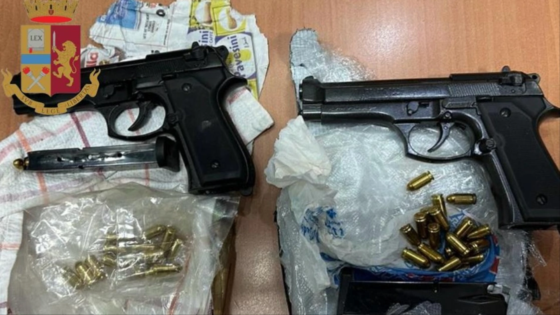 Pistole e munizioni scoperte a Scampia dalla Polizia