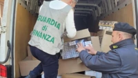 Sequestrati 4 quintali di sigarette di contrabbando in un "basso"