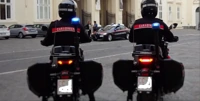 Sfuggono all'alt dei carabinieri in sella allo scooter, presi dopo inseguimento
