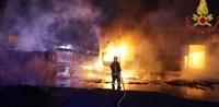Incendio in una azienda ad Avellino, momenti di paura