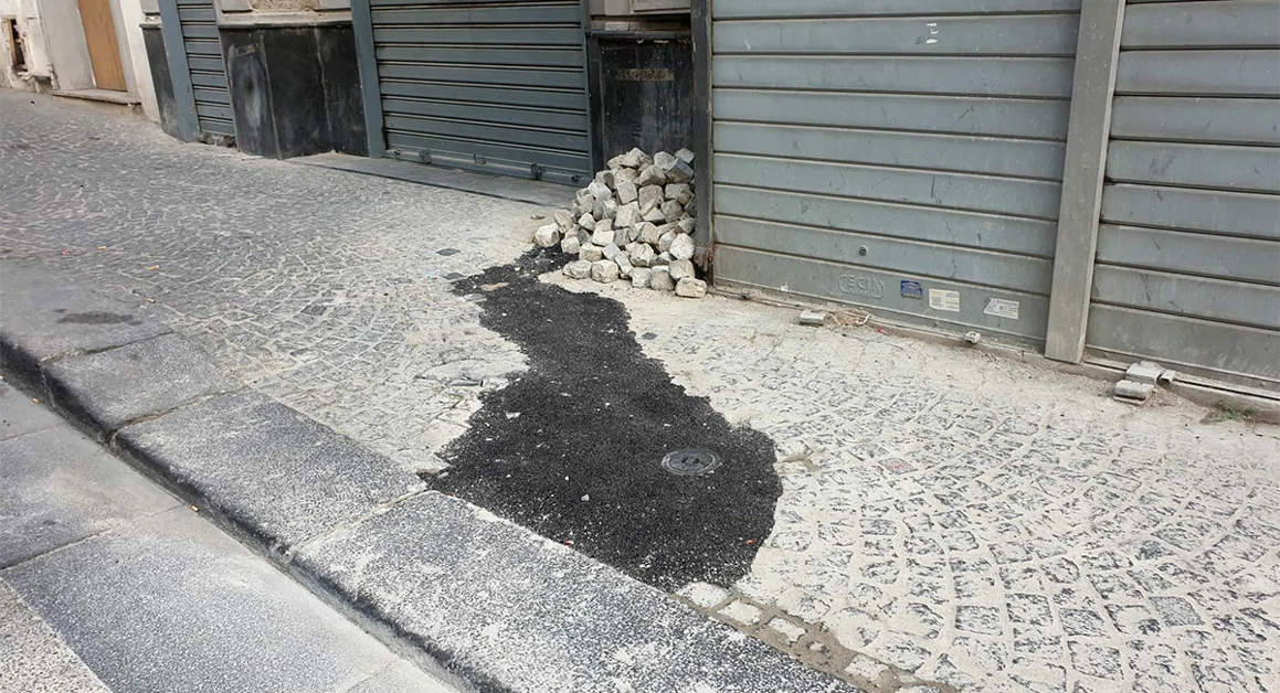 Torre Annunziata - Riparazione impianto idrico: asfalto al posto dei sanpietrini