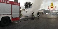 Auto in fiamme nei pressi del casello autostradale, salvi gli occupanti
