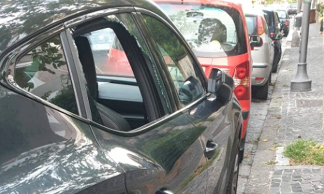 Finestrini delle auto distrutti, allarme sicurezza a Portici