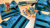 Fucile e giubbotti anti-proiettili in casa, arrestato