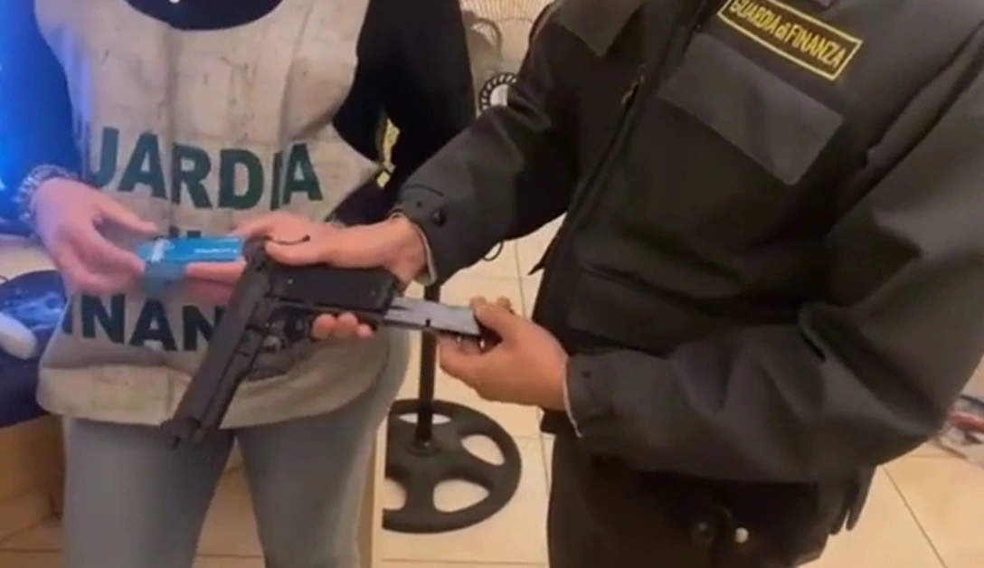 Armi, droga e sigarette: maxi operazione a Torre Annunziata