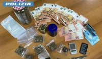 Spacciatore arrestato dalla Polizia, addosso droga e oltre mille euro