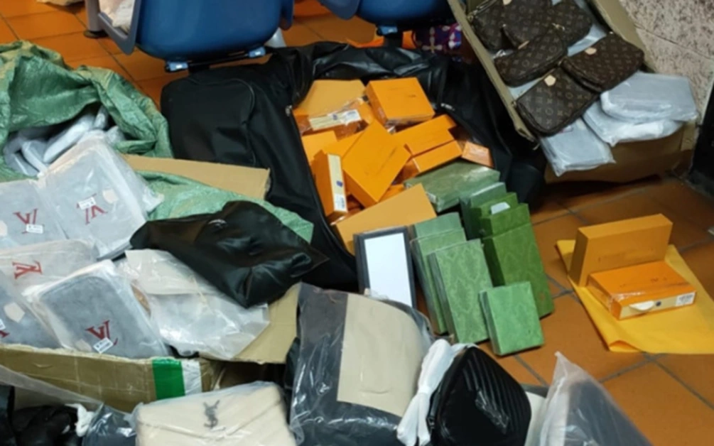 Parcheggiatori abusivi e merce contraffatta, 4 denunce