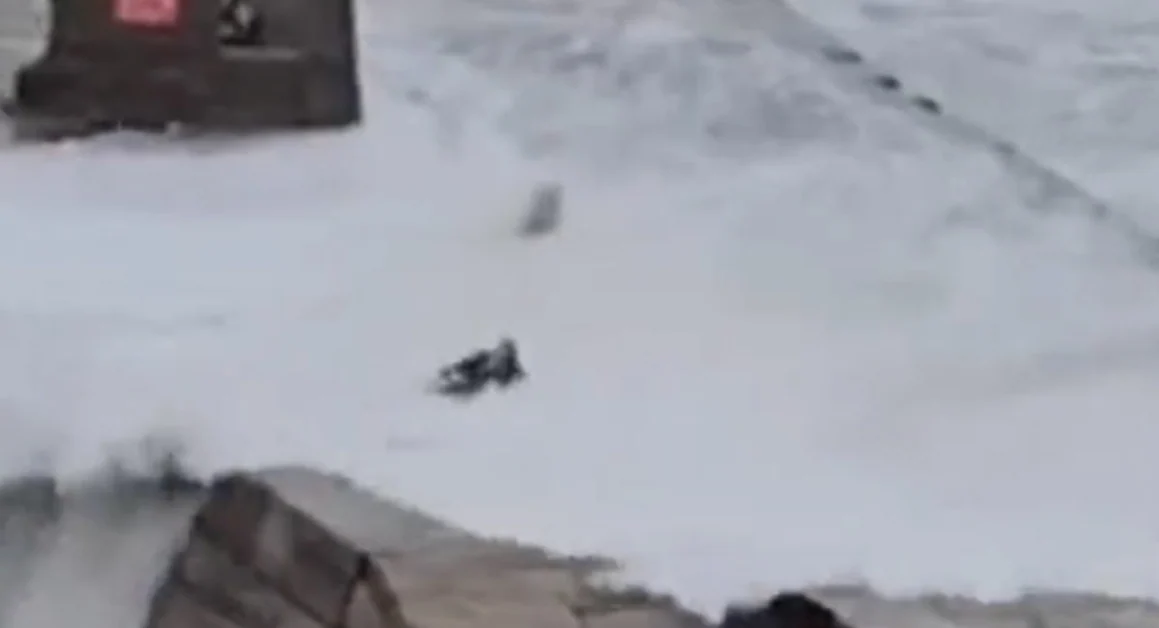 Selfie mania, turista si fa una foto durante la tempesta e viene travolta dall'onda. Il video