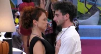 Grande Fratello, Beatrice e Giuseppe: scatta il bacio nella notte. Video