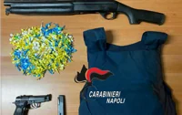 Armi e droga in una parete, sequestri nel Napoletano