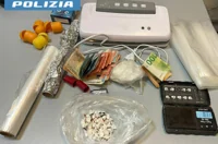 Oltre 50 dosi cocaina in casa, arrestato 35enne