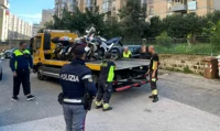 Veicoli abbandonati, operazione a Scampia