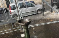 Torre Annunziata - Fontanina guasta nella Curva di via Alfani: marciapiede inondato d'acqua
