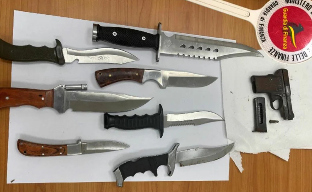 Pistola pronta a sparare nel vano sottosella dello scooter, arrestato pluripregiudicato