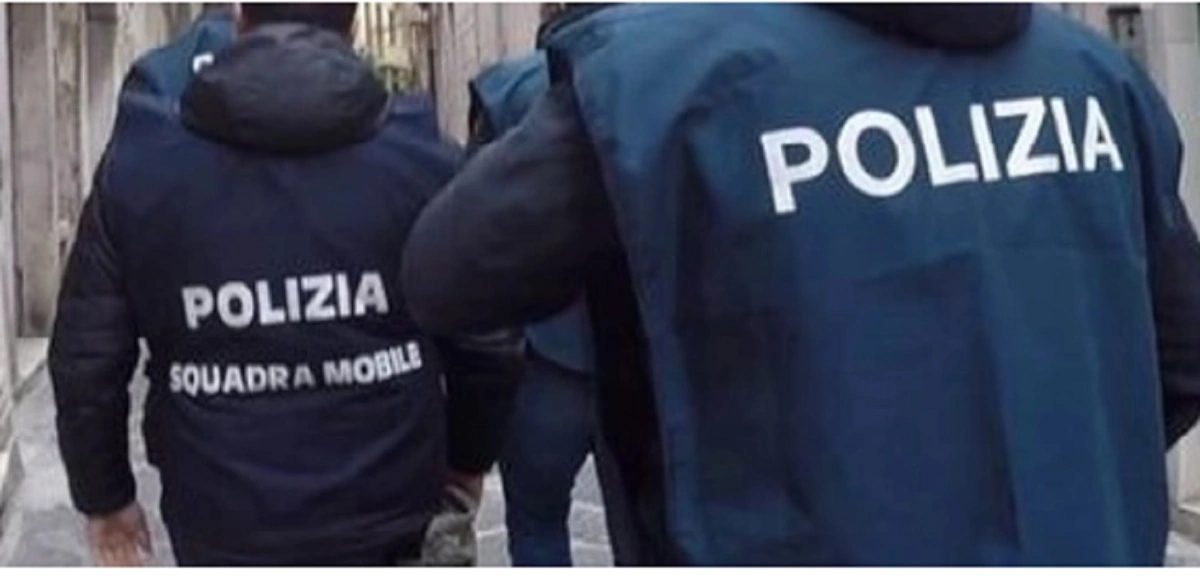 Rapinò passante in piazza Garibaldi, arrestato dalla Polizia