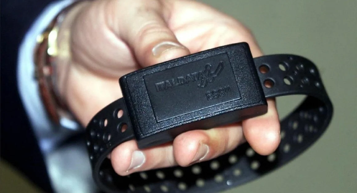 Taglia il braccialetto elettronico per raggiungere l'ex moglie in una casa protetta: arrestato 42enne