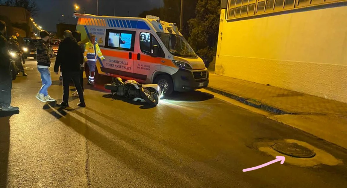 Torre Annunziata - Va a sbattere con la moto contro due transenne: grave 44enne