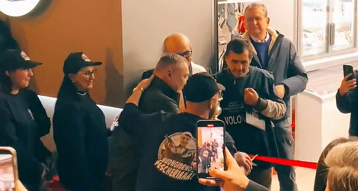 Torre Annunziata - Inaugurata "Buongiorno Pescheria": bagno di folla per Giggiolone